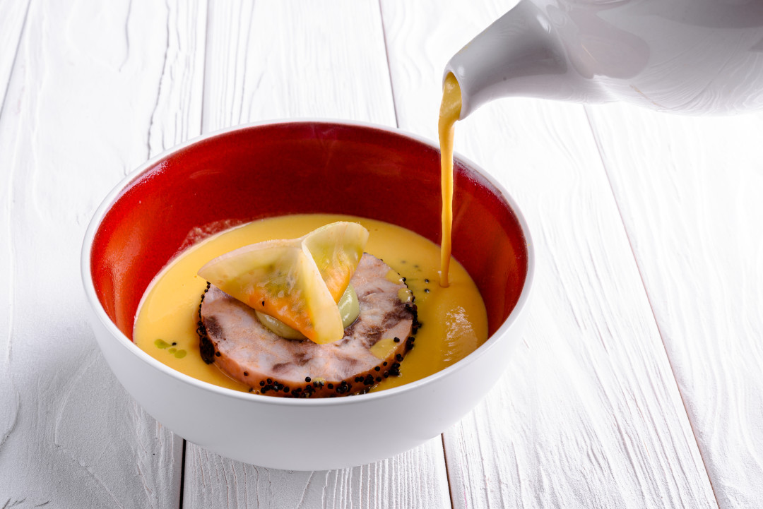 Медальон из черноморского лобана с икорно-миндальным гуакамоле с кукурузным соусом