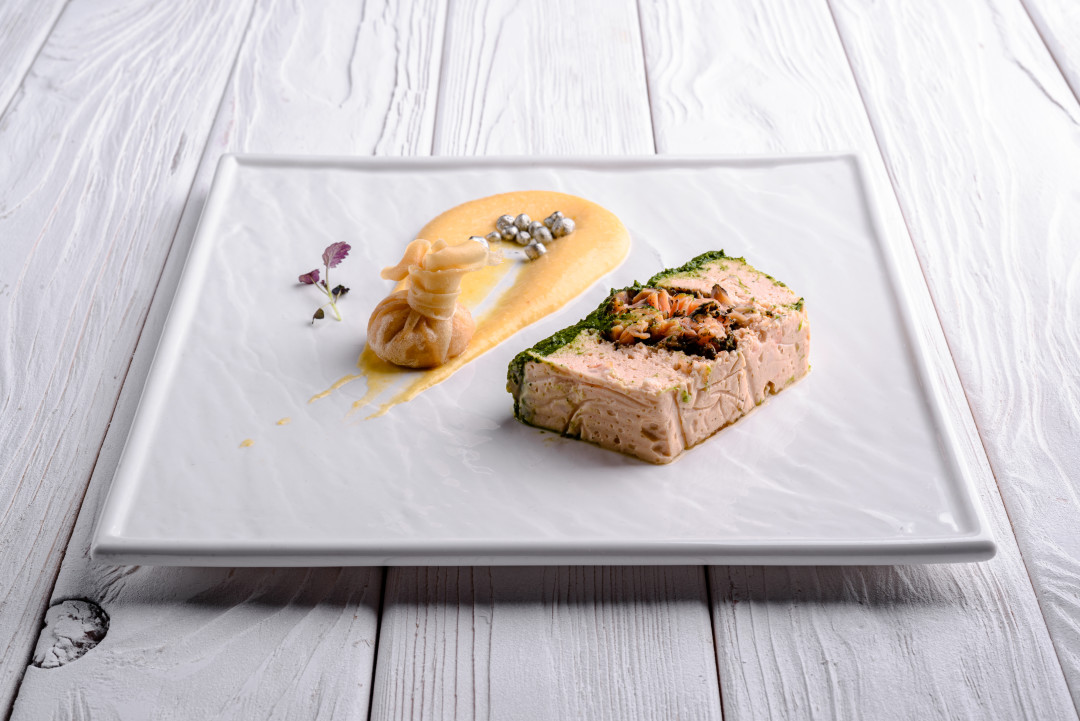 Террин из горной форели со шпинатом, муссом из подкопченной барабули в хрустящем мешочке. Подается в сопровождении соуса из айвы и сливочными