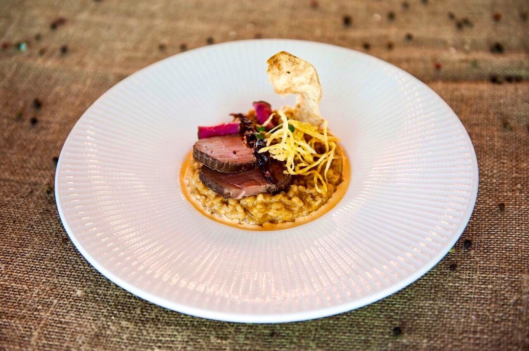 Нежная говяжья печень горячего копчения с луковым мармеладом в пряном саперави. Подается на перлотто с белыми грибами в сопровождении ароматного