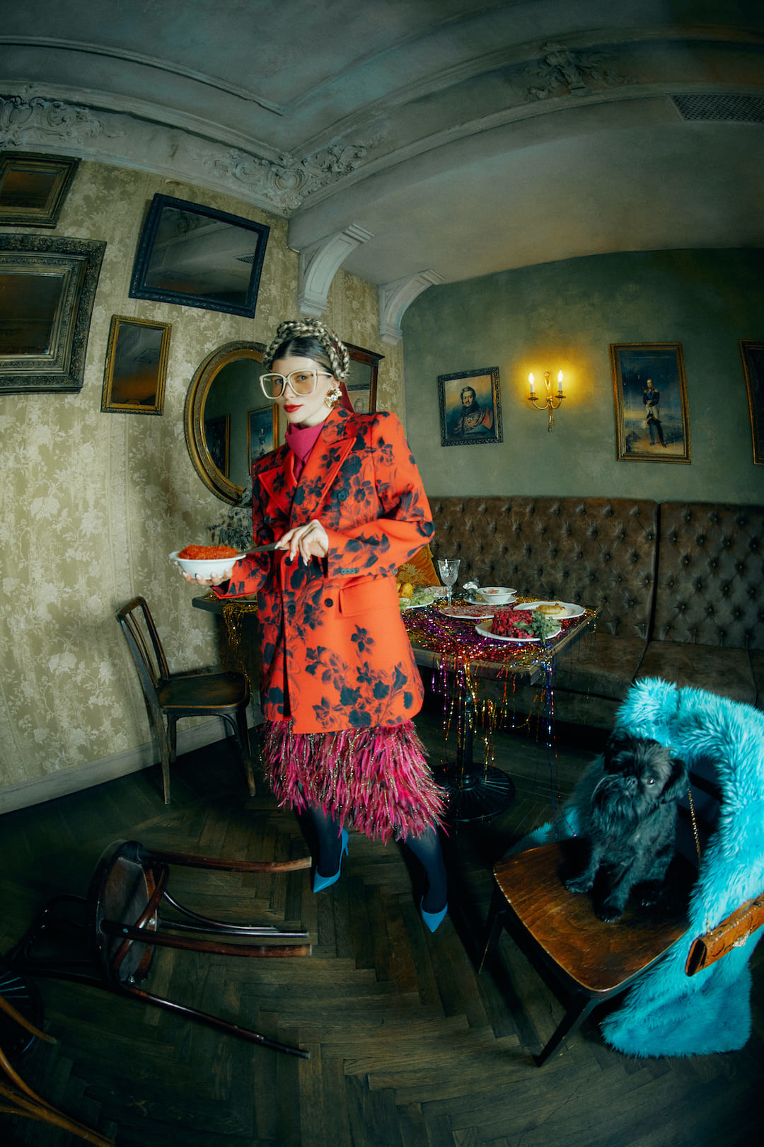 Очки Gucci; клипсы Saint Laurent; топ Dries Van Noten; жакет Balenciaga; юбка Dries Van Noten; туфли Saint Laurent; шуба MSGM. Все – ДЛТ