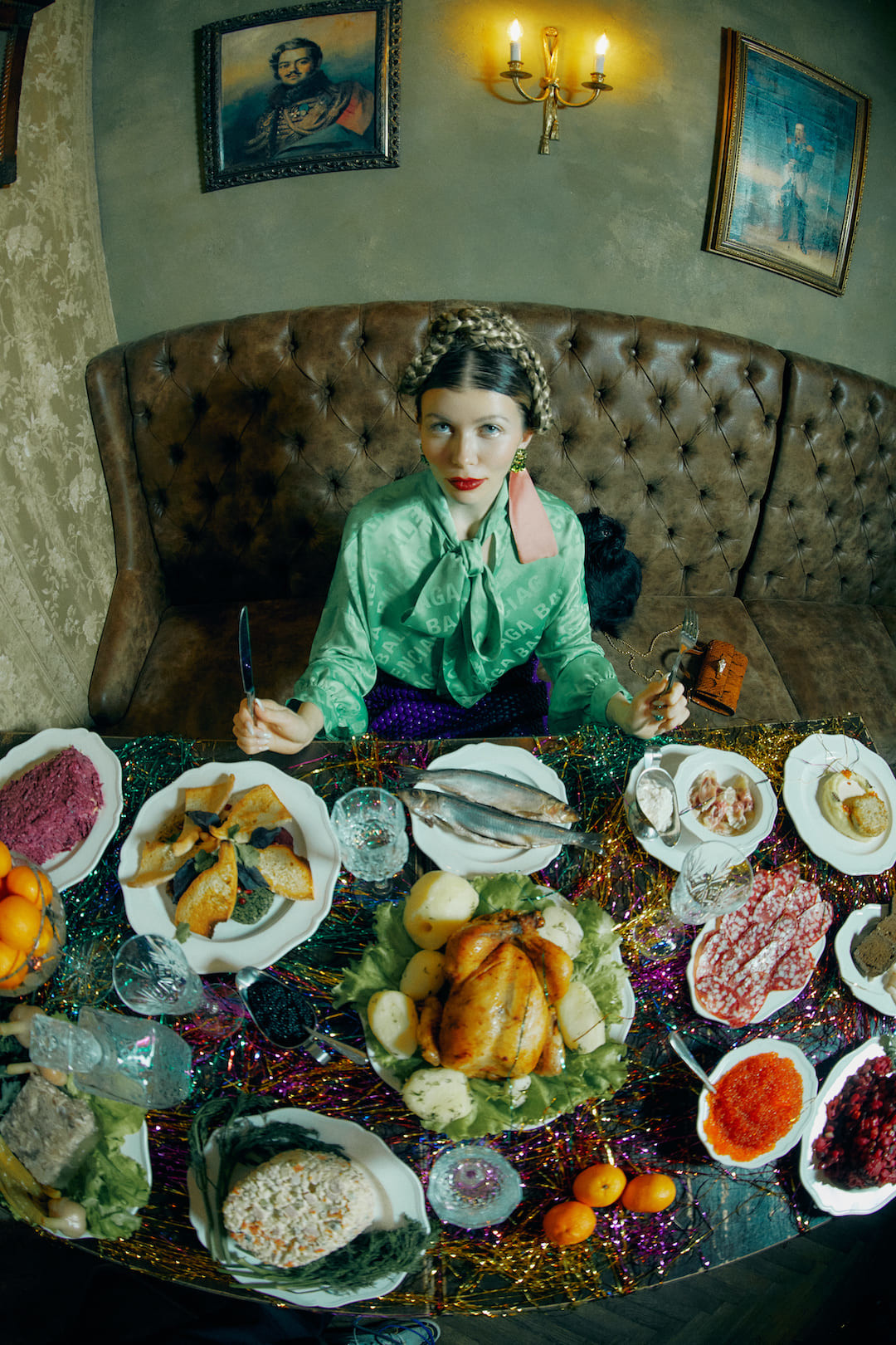 Клипсы Gucci; блуза Balenciaga; юбка Dries Van Noten. Все – ДЛТ.