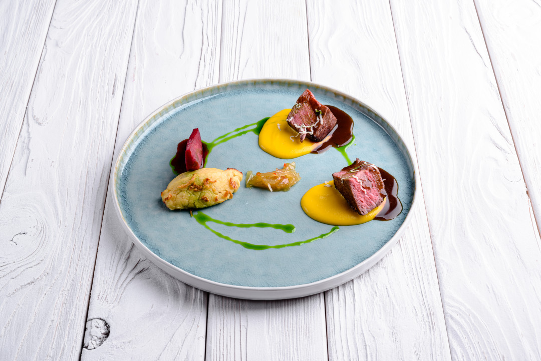 Филе говядины на кукурузном креме под пряным соусом из саперави. Гарнир из дробленого гороха, заправленного ароматным подкопченным говяжьим жиром в