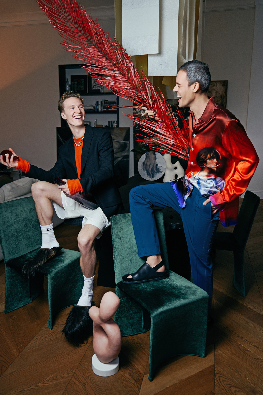 Костюмы Dries Van Noten и локальное искусство: стилист Алексей Никульшин и  коллекционер Александр Вольтман советуют, во что инвестировать | Sobaka.ru