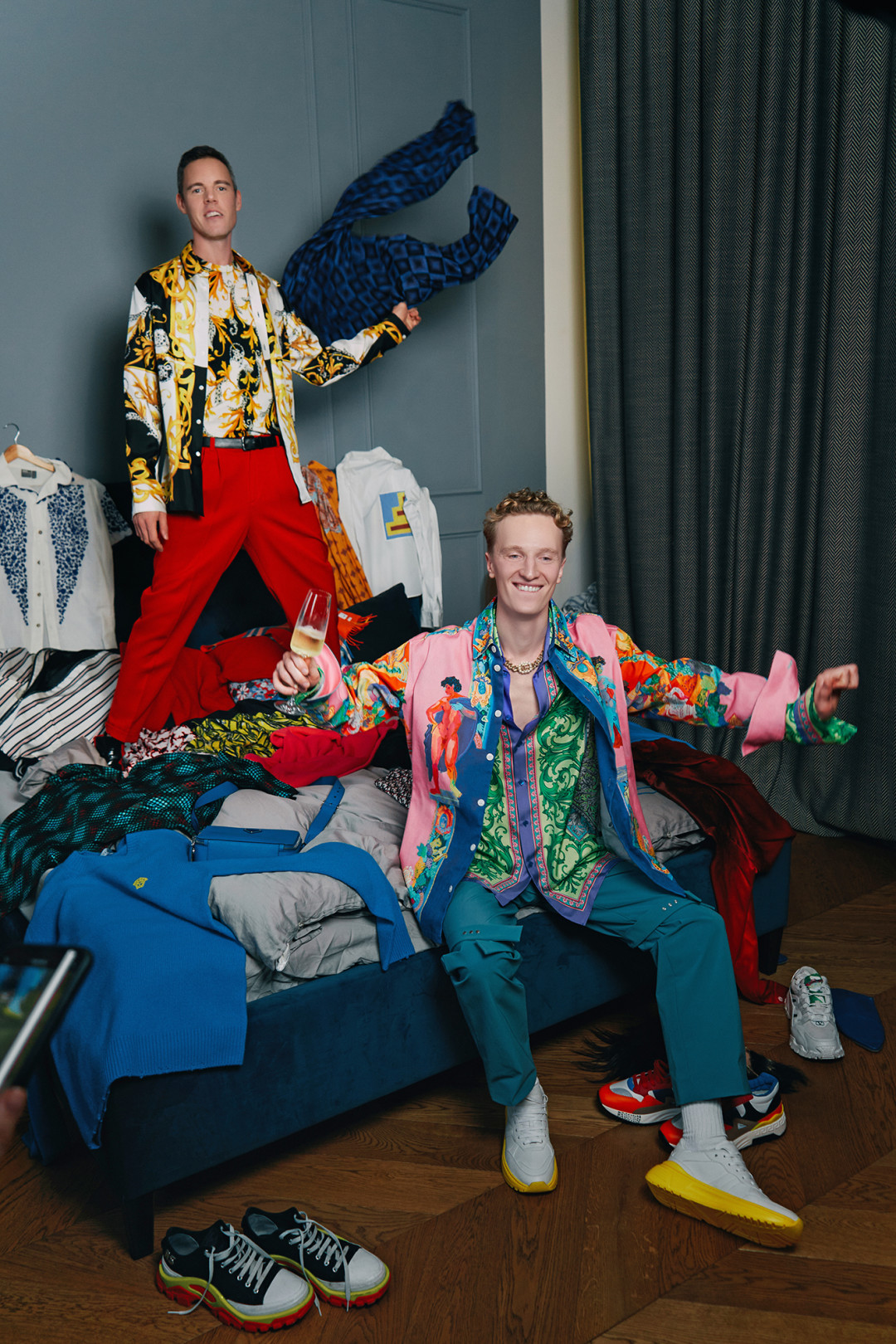 На Александре: футболка, рубашка Versace (все — ДЛТ), брюки Dries Van Noten, ботинки Alexander McQueen (все — собственность героя) На Алексее: брюки