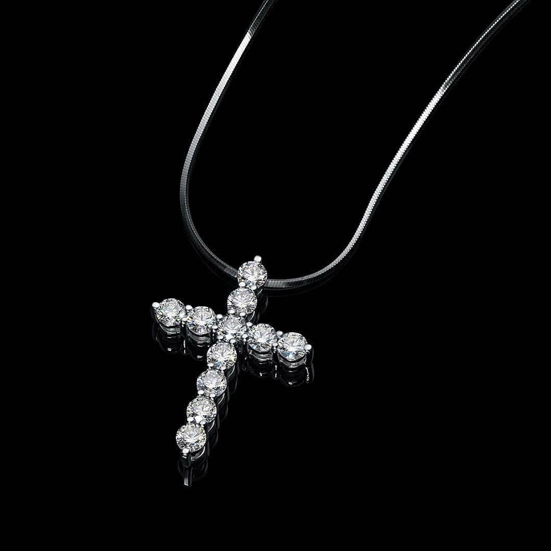 Крест из белого золота с бриллиантами из коллекции Must Have. Цена со скидкой 50% 157 860 руб.