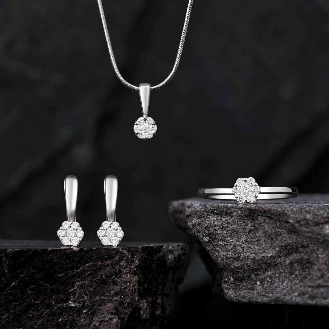 Коплект из белого золота и бриллиантов. Серьги, 38 800 руб., кольцо, 19 690 руб., подвеска, 10 230 руб.