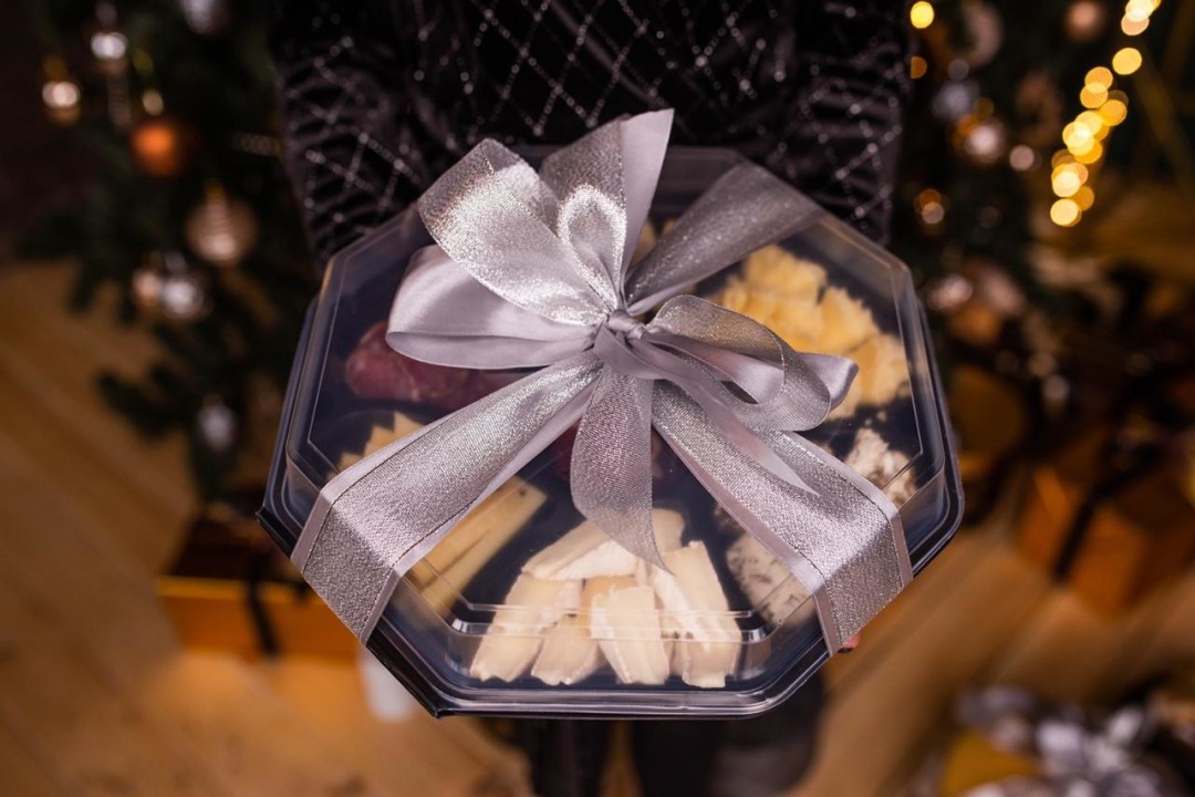 Ассорти сыров и деликатесов, от 1300 руб.