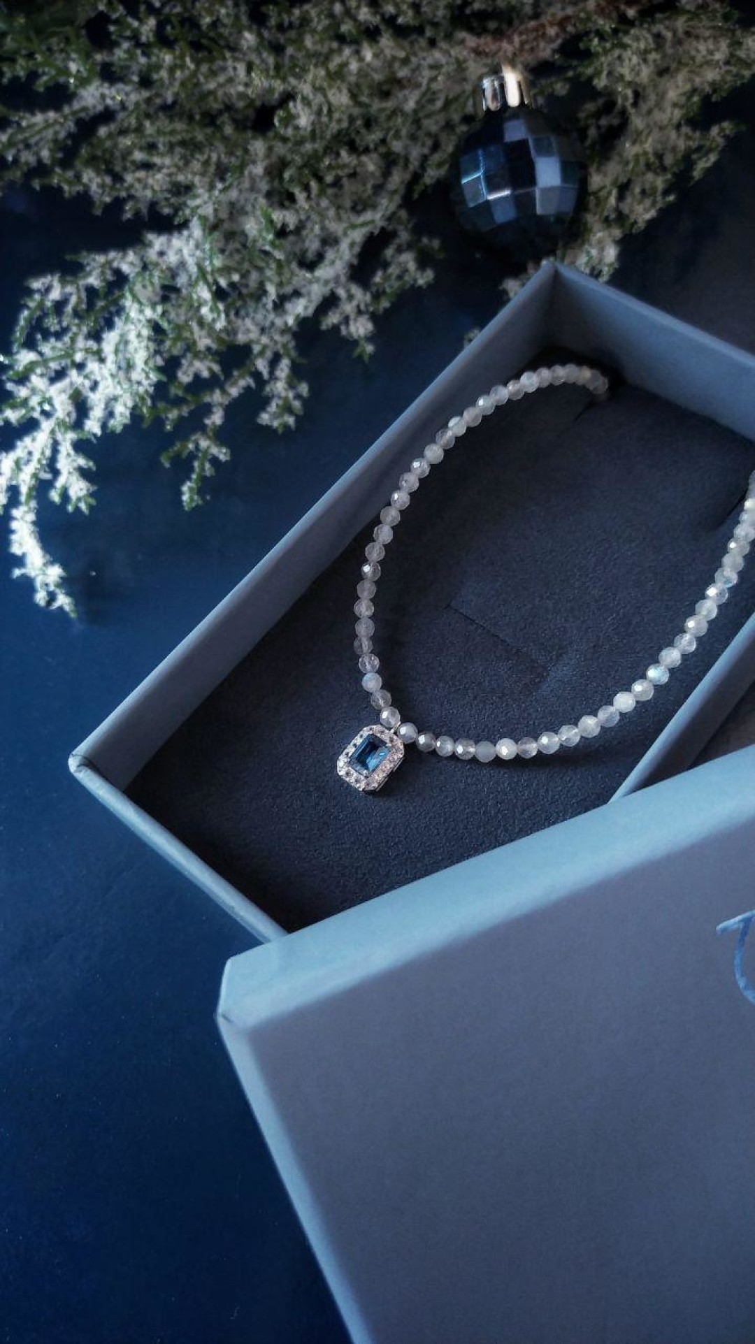 Колье из лабрадорита с синим топазом в огранке октагон в обрамлении белых топазов, 9800 руб.