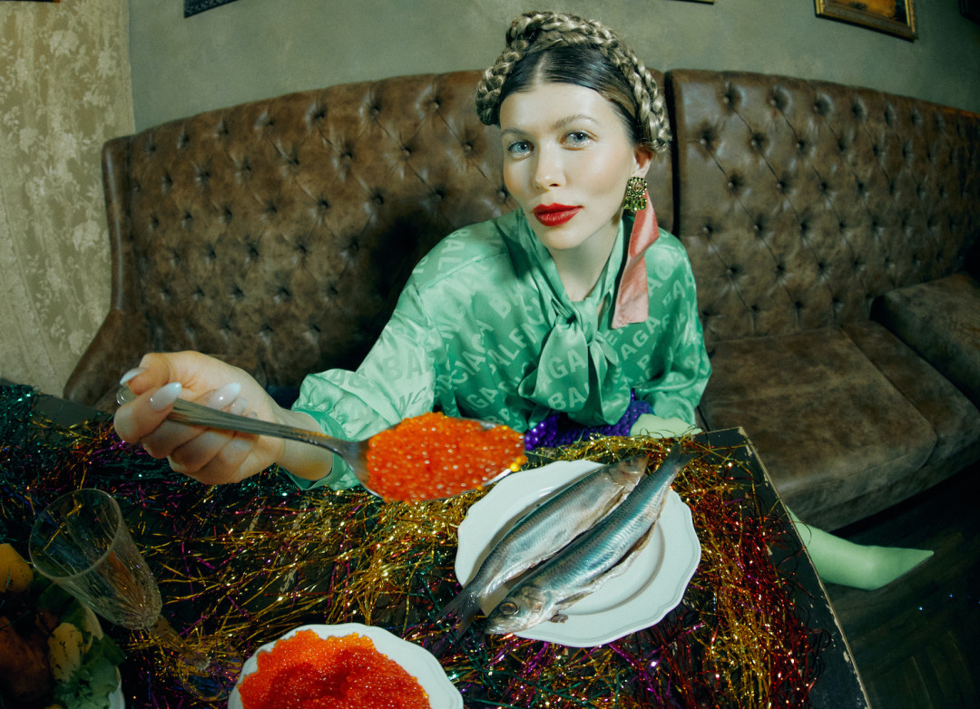 Клипсы Gucci; блуза Balenciaga; юбка Dries Van Noten; ботфорты Balenciaga. Все – ДЛТ.