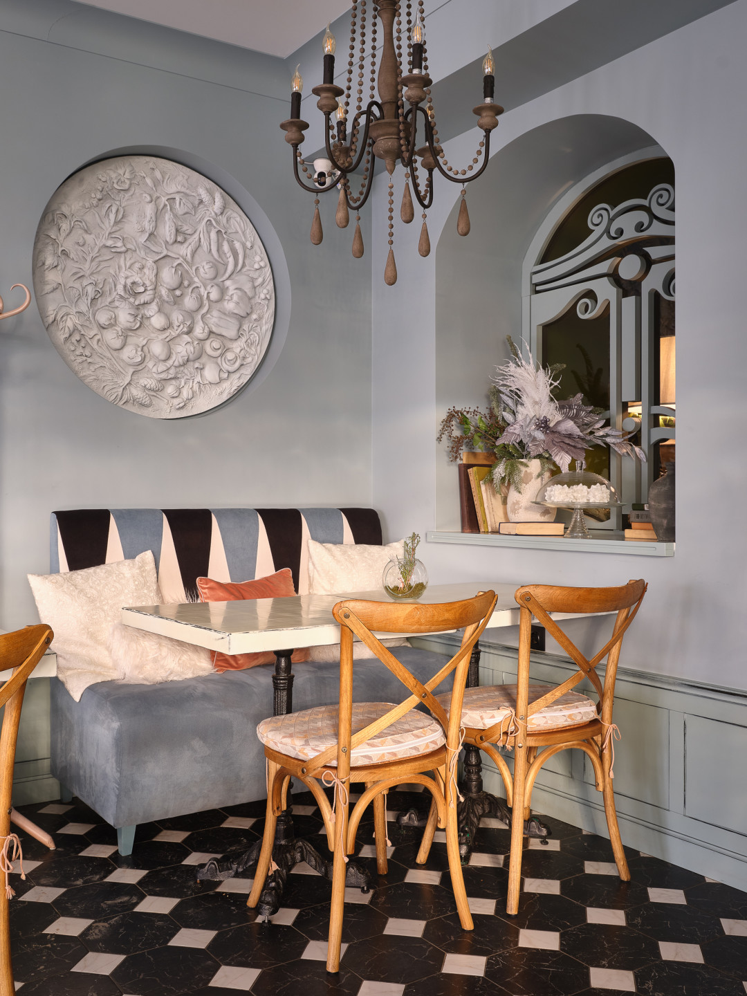 Эстетичные формы и настроение винтажной Европы — лепной декор, плинтуса, карнизы от бельгийской фабрики Orac Decor. На полу испанский керамогранит