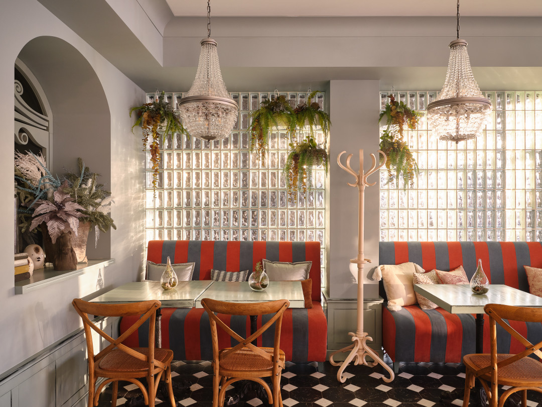 Эстетика светильников на уровне шедевра — люстры, торшеры и бра, заказанные специально для этого кафе (Artikul)