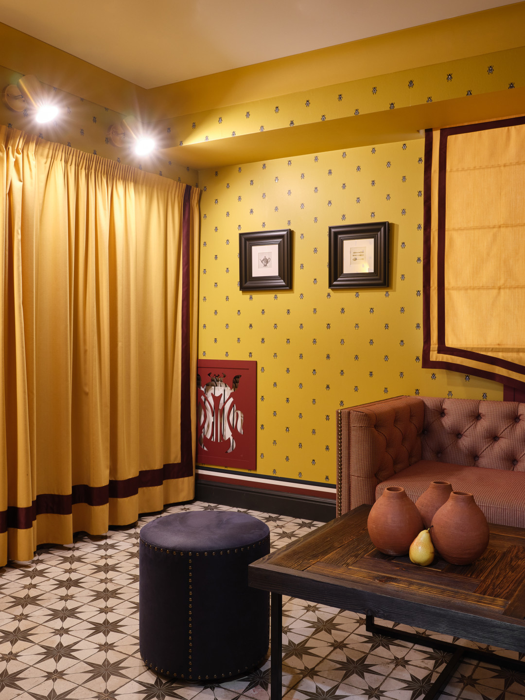 Шведские флизелиновые обои фабрики SandBerg из коллекции L'Hotel, в которой причудливо обыгран классический стиль c оригинальным принтом скарабея (M