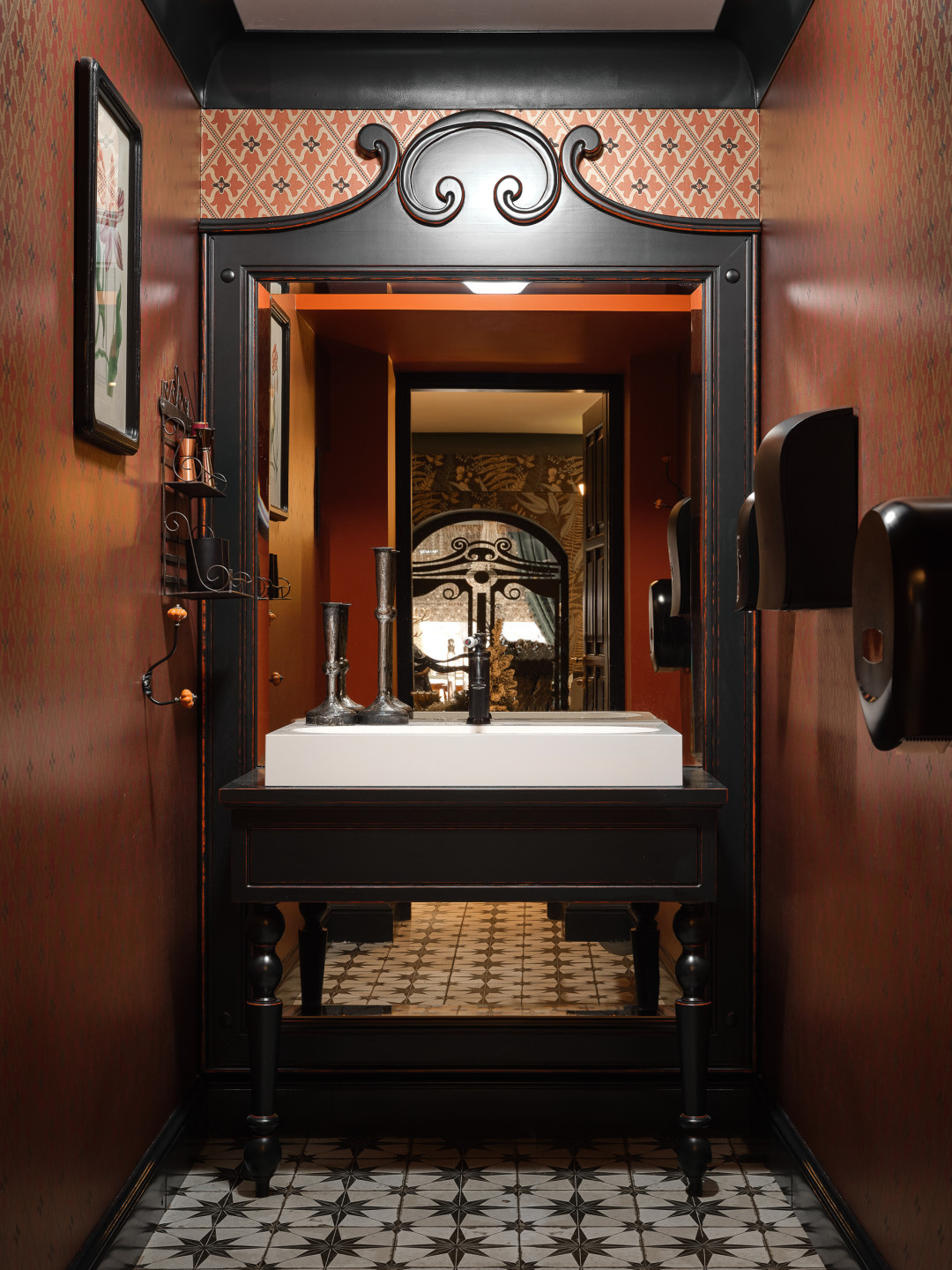 Английские обои фабрики Little Greene. Оригинальный фрагмент обоев был обнаружен в аббатстве Бейхэм, дизайн обоев так и называется Bayham Abbey (M