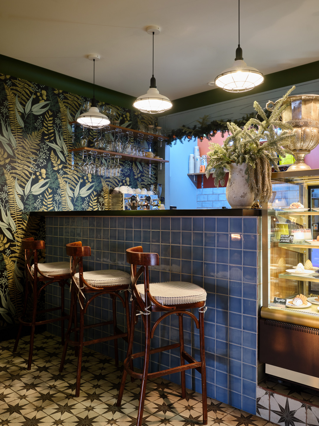 Коллекция плитки под майолику португальской фабрики Aleluia с неровной состаренной глянцевой поверхностью и неровным краем. Голубая плитка из Италии