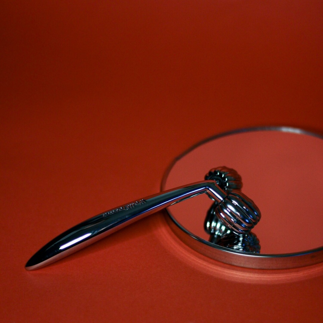 Массажер для лица Wellderma Face Lifting Dark Silver Roller, 1 550 руб.