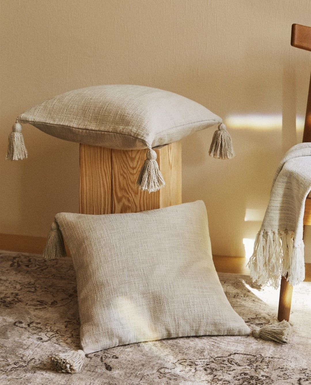 Zara Чехол для декоративной подушки с кисточками на углах и застежкой- молнией. 1999