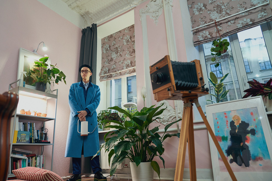 Рубашка Jacquemus, ботинки Dries Van Noten (все — ДЛТ), пальто Paul Smith (Paul Smith), спортивный костюм MIKI MIYUKI ZOKU, берет Laulhère (все