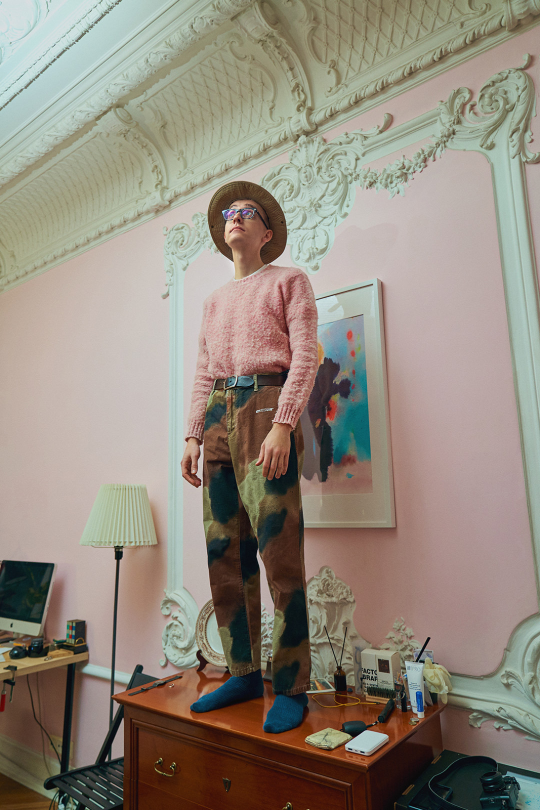 Футболка Acne Studios, брюки Off-White (все — ДЛТ), свитер MIKI MIYUKI, шляпа «Военторг» (все — собственность героя)