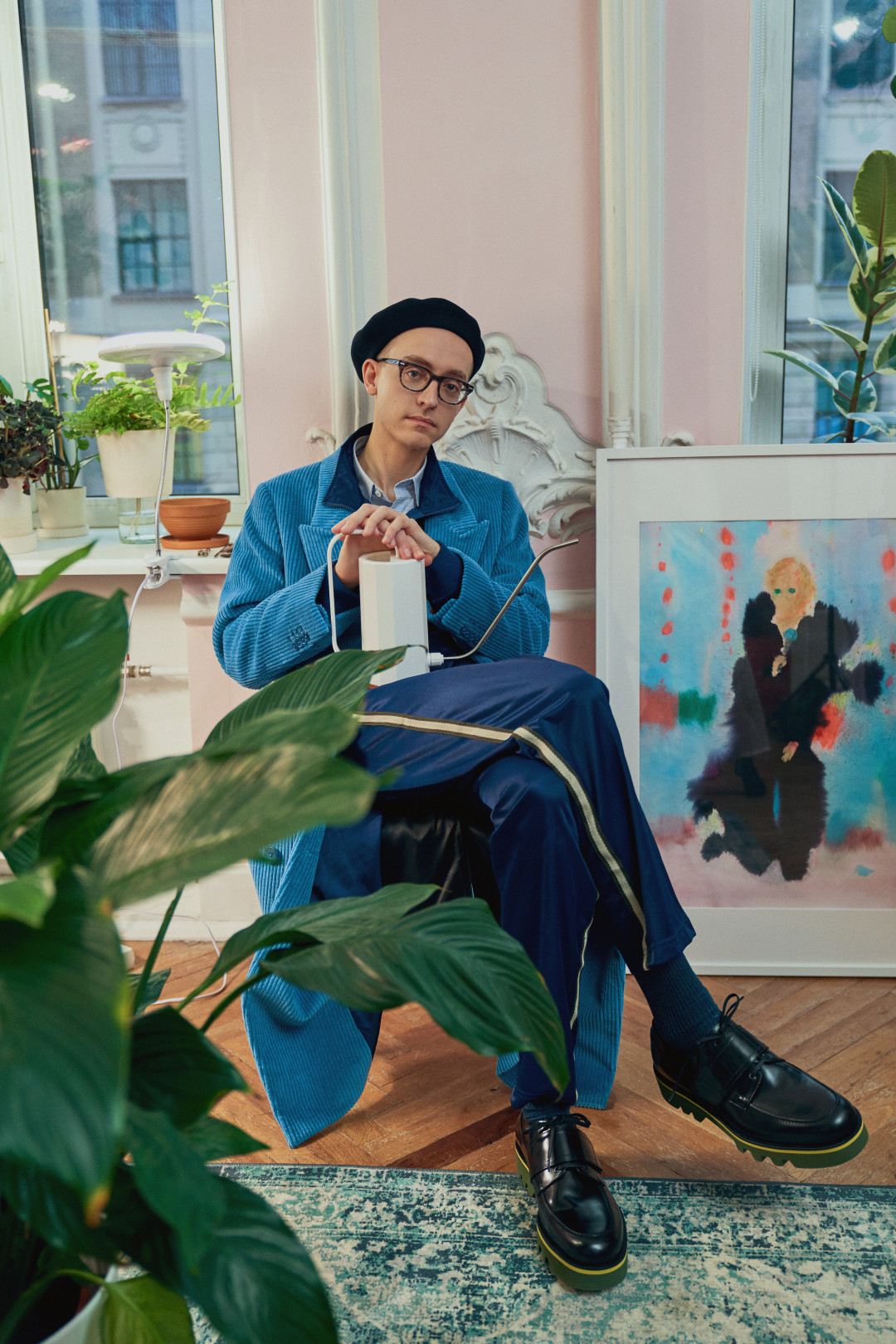 Рубашка Jacquemus, ботинки Dries Van Noten (все — ДЛТ), пальто Paul Smith (Paul Smith), спортивный костюм MIKI MIYUKI ZOKU, берет Laulhère (все