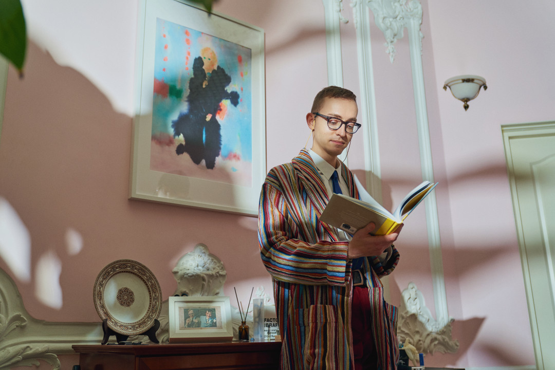 Рубашка Celine, тапочки Bottega Veneta (все — ДЛТ), брюки, халат, галстук Paul Smith (Bosco)