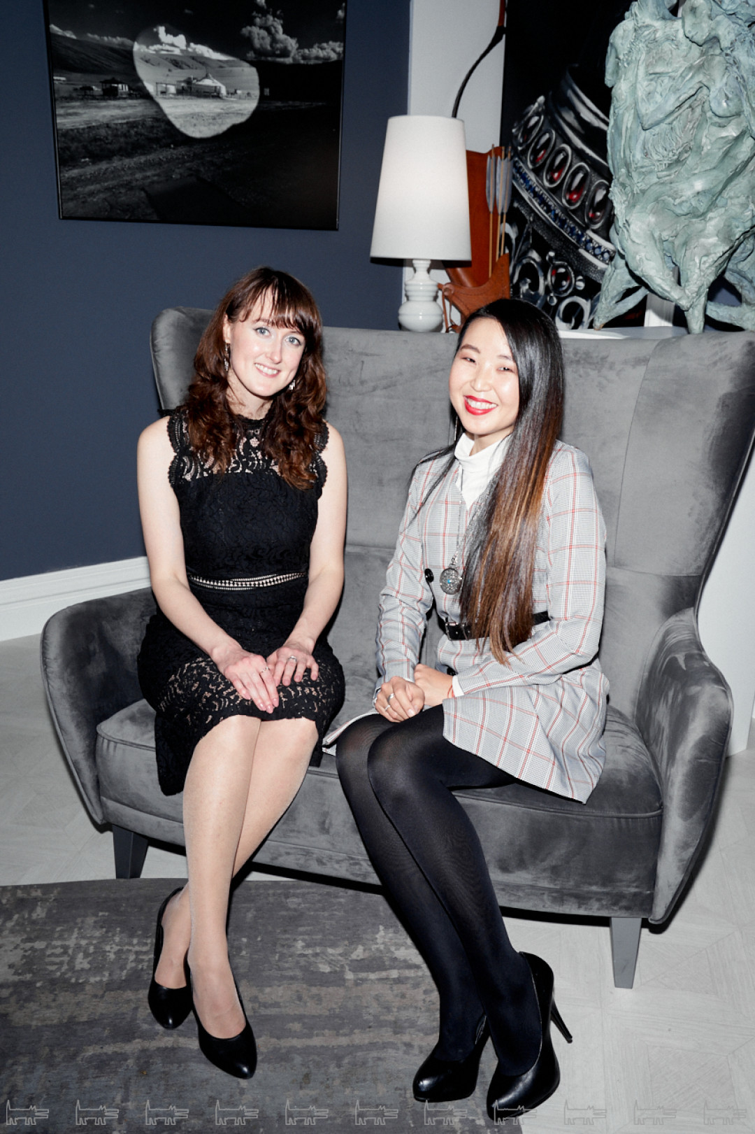 Мария Богаделина (искусствовед B-Gallery) с гостьей