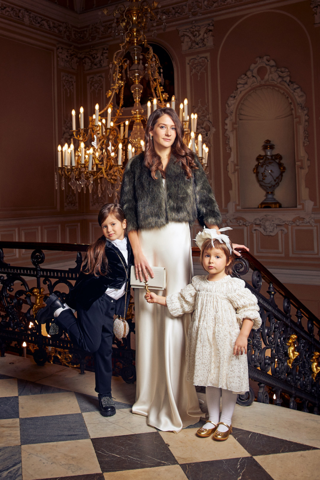 На Анне: серьги Bottega Veneta, топ Chloé, юбка Ralph Lauren, шуба Dries Van Noten, туфли Saint Laurent, сумка Saint Laurent. На Деборе: блузка Aletta