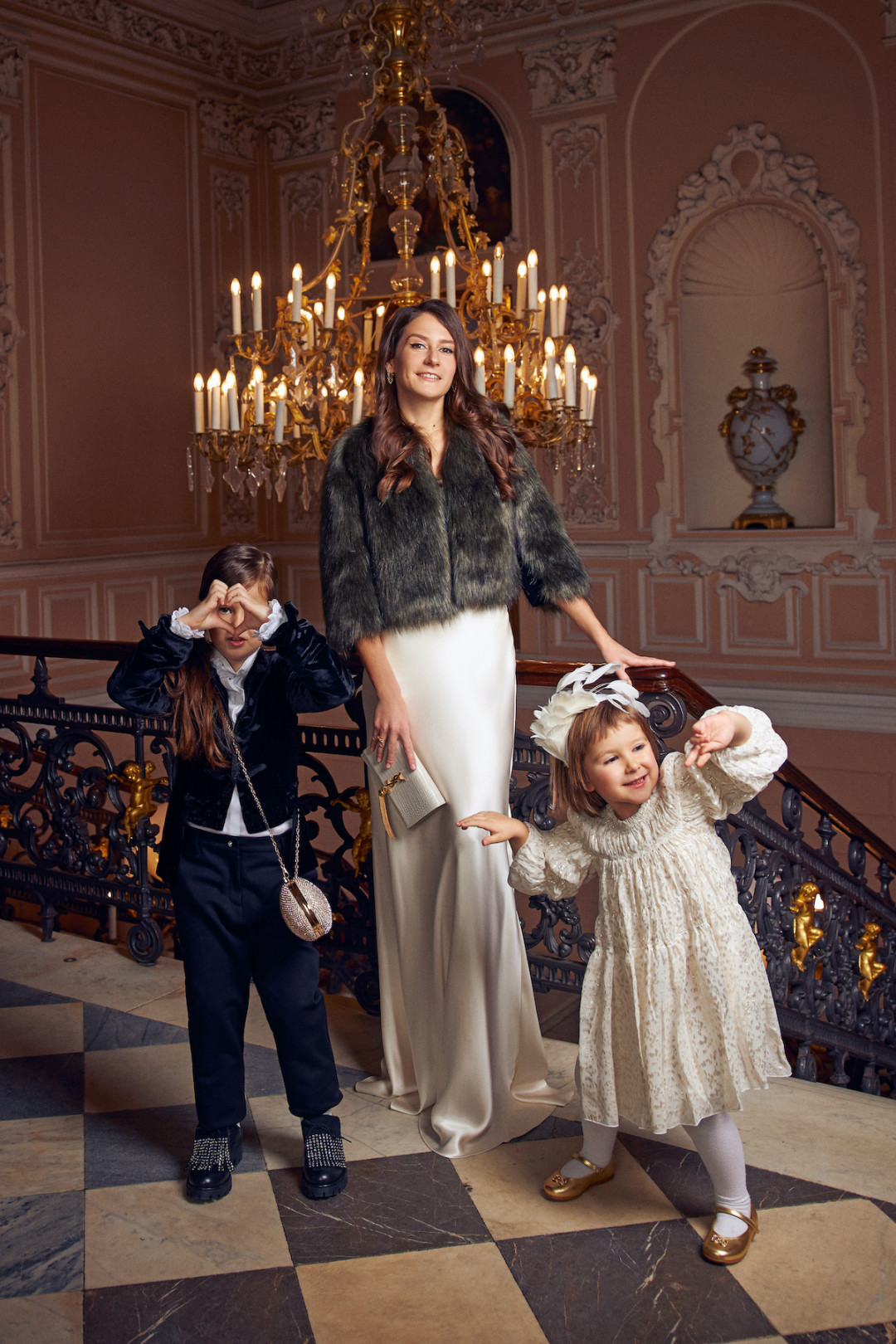 На Анне: серьги Bottega Veneta, топ Chloé, юбка Ralph Lauren, шуба Dries Van Noten, туфли Saint Laurent, сумка Saint Laurent. На Деборе: блузка Aletta