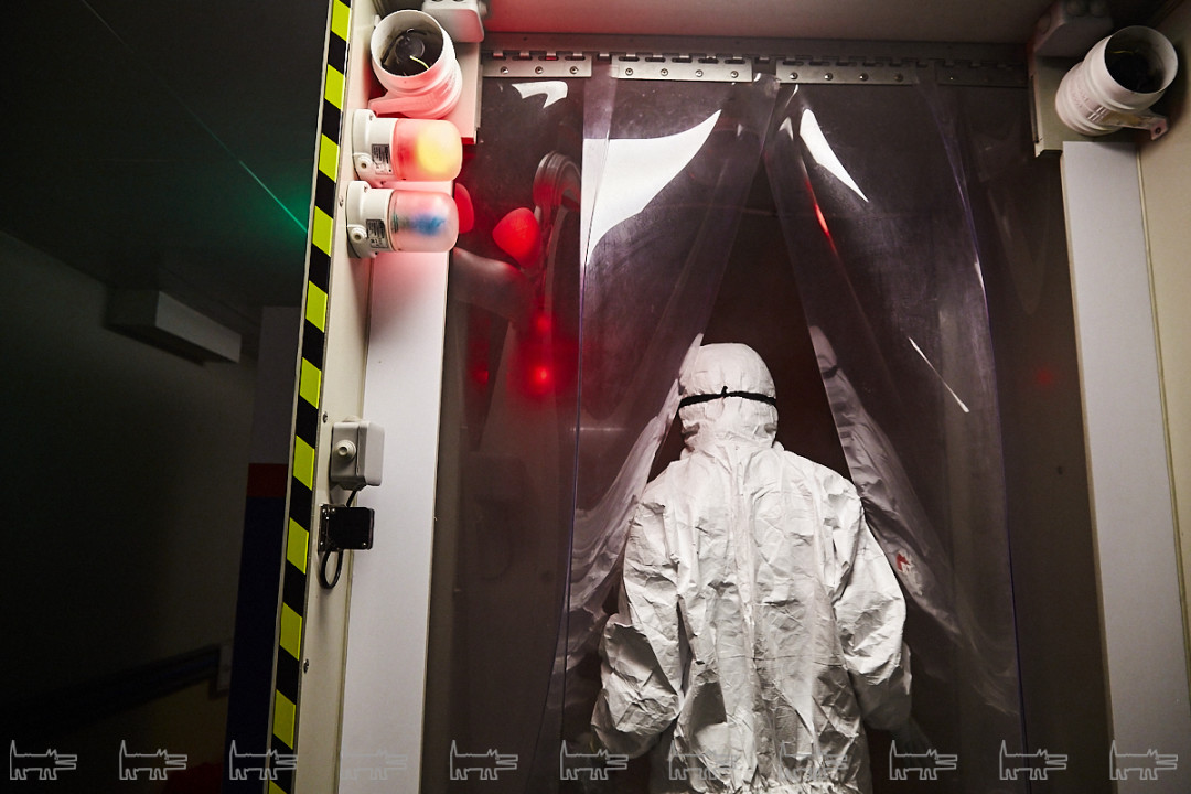 Проход через дезинфекционный тоннель при выходе из «красной зоны».