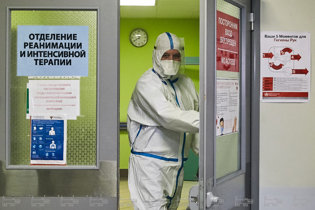 Сергей Кондаков, заместитель главного врача Мариинской больницы и проводник редакции в «красную зону».