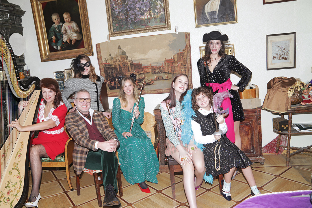 На Анастасии Мурзиной-Бенуа: платье Dolce & Gabbana (ДЛТ), обруч Rindi, кулон Goossens Paris («Кашемир и Шелк»); на Петре Фильчакове: пиджак Lardini