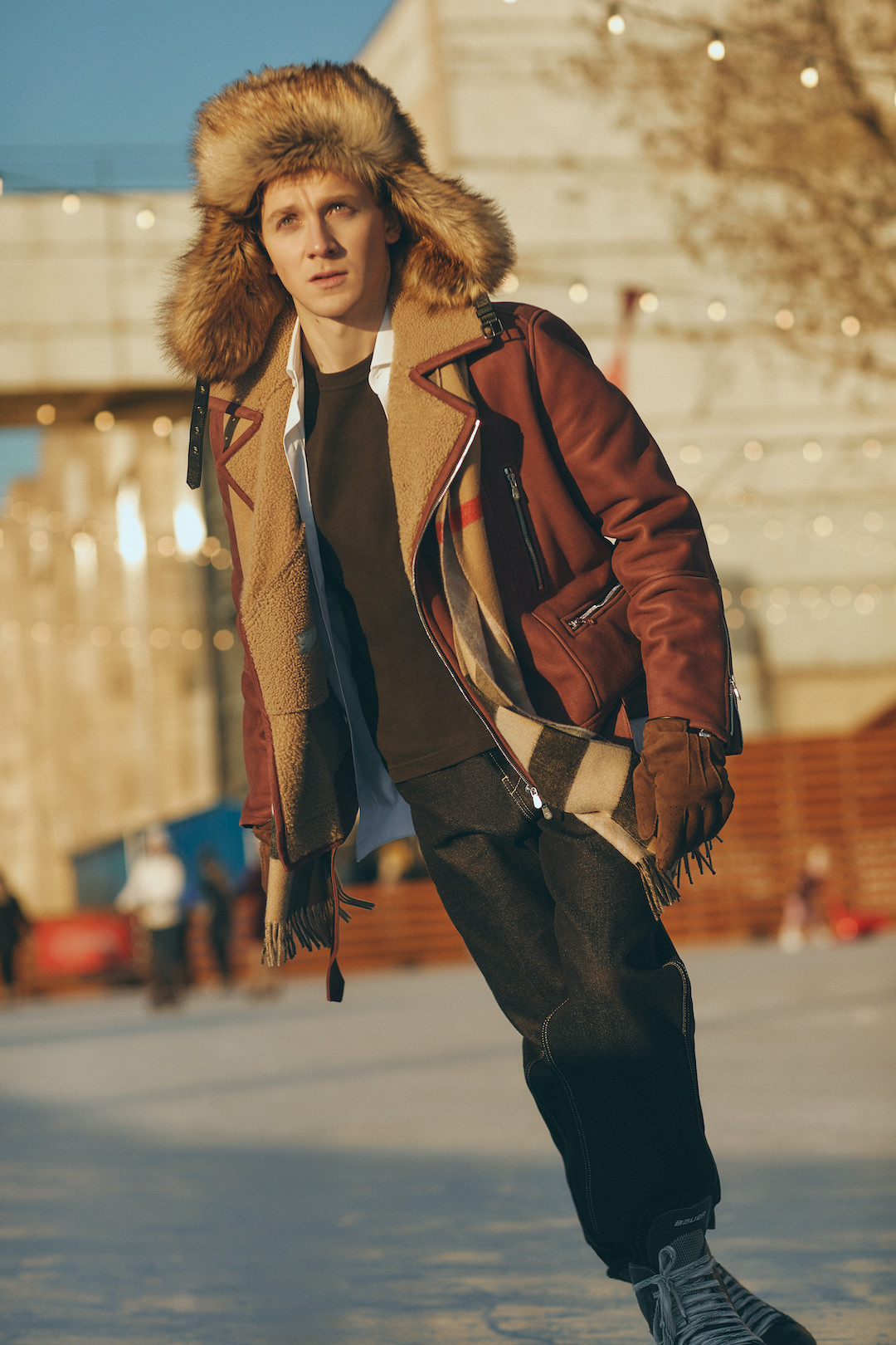 На Федоре: шапка Dries Van Noten, дубленка Brunello Cucinelli, шарф Burberry, перчатки Brunello Cucinelli, сорочка Tom Ford, футболка Bottega Veneta