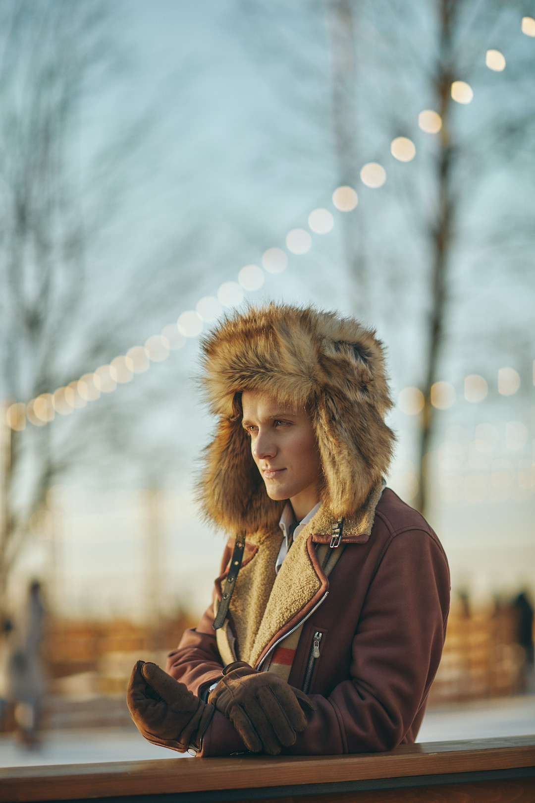 На Федоре: шапка Dries Van Noten, дубленка Brunello Cucinelli, шарф Burberry, перчатки Brunello Cucinelli, сорочка Tom Ford, футболка Bottega Veneta