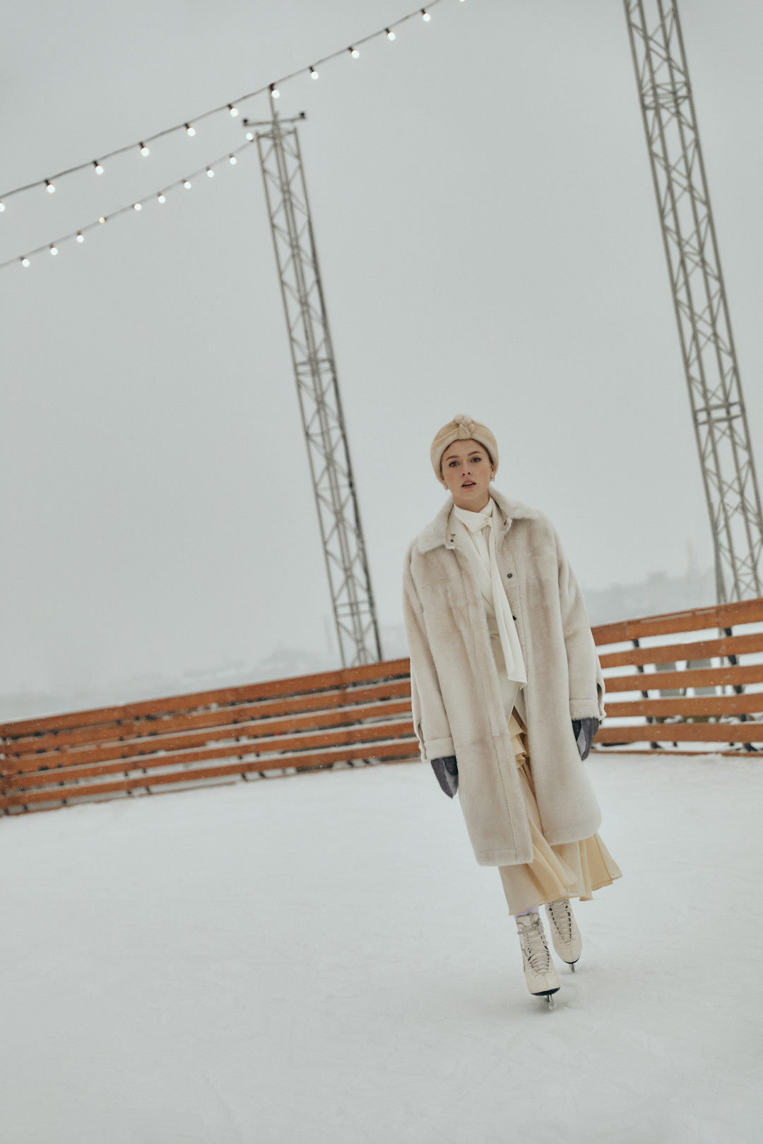 На Соне: серьги Garrard, чалма Furland, жакет и дубленка Brunello Cucinelli, варежки Kussenkovv, блуза Zimmermann, юбка Totême. Все – ДЛТ