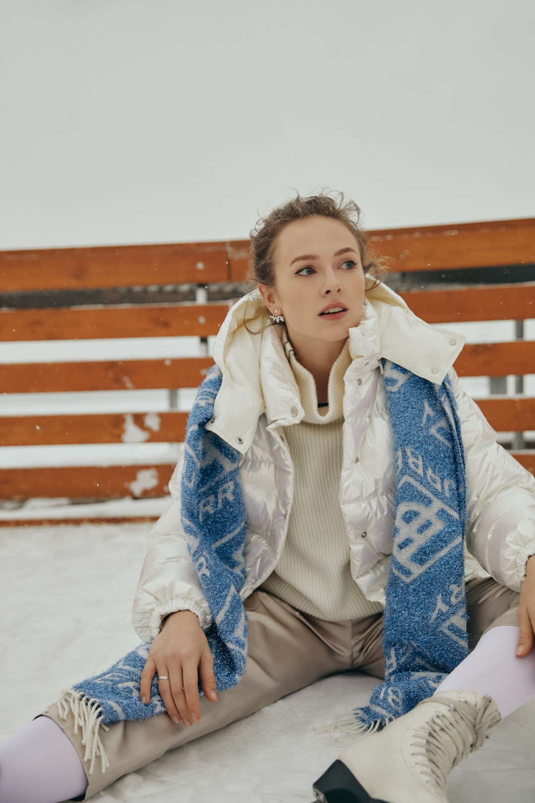 На Соне: серьги Garrard, пуховик Moncler, шарф Burberry, свитер Brunello Cucinelli, брюки Joseph. Все – ДЛТ