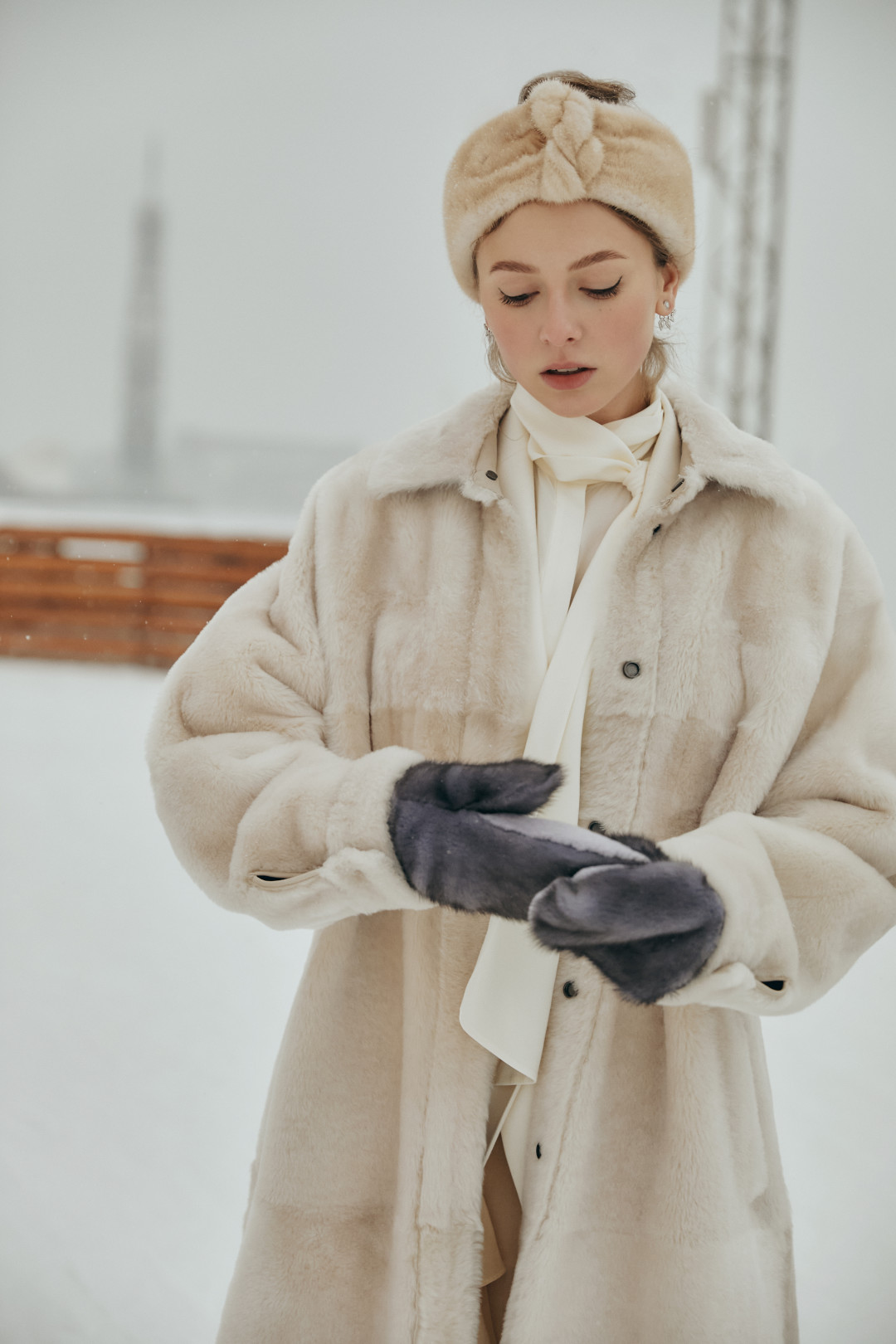 На Соне: серьги Garrard, чалма Furland, жакет и дубленка Brunello Cucinelli, варежки Kussenkovv, блуза Zimmermann, юбка Totême. Все – ДЛТ