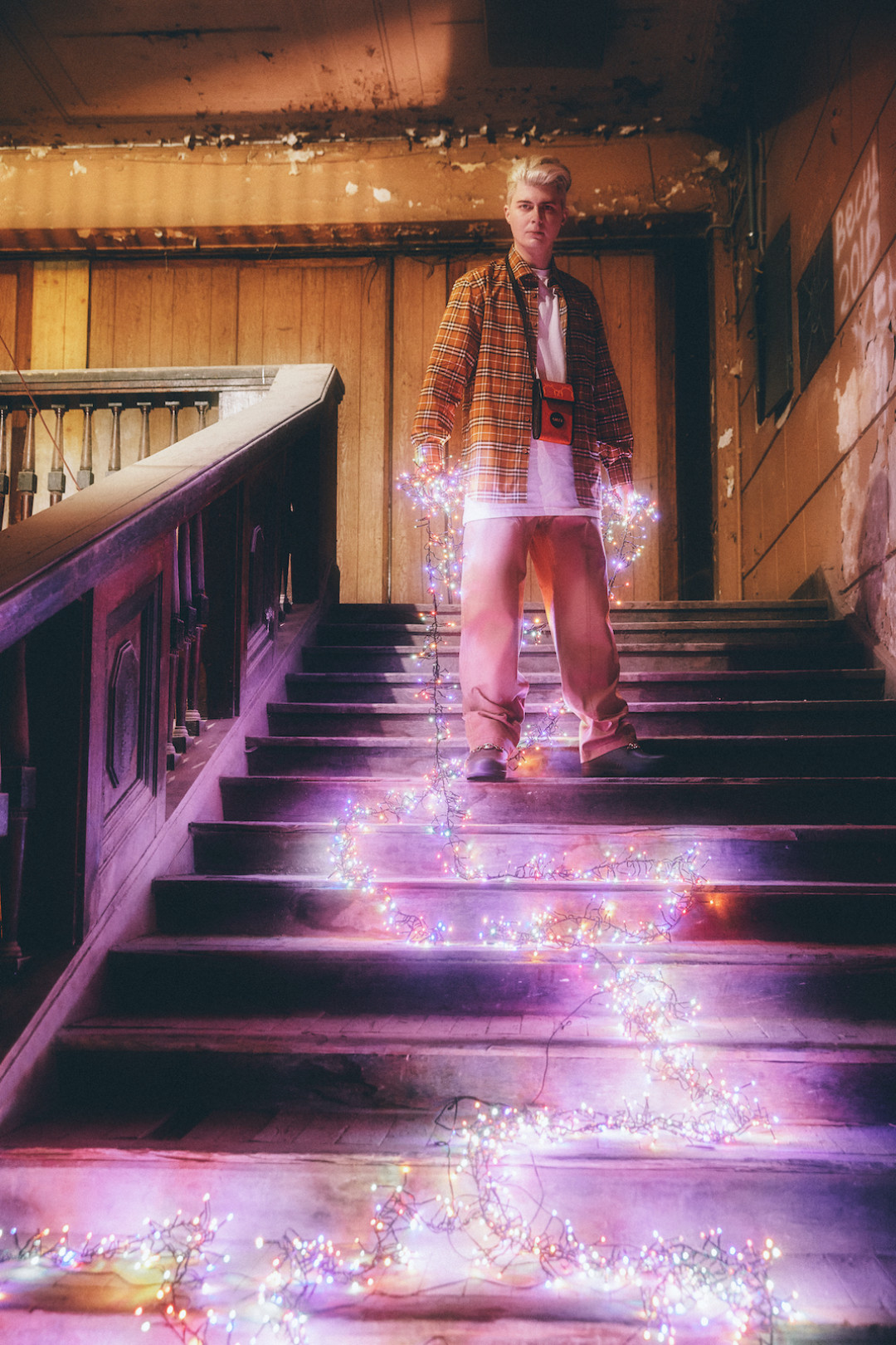 На Покрасе: сумка и сапоги Gucci, футболка VETEMENTS, рубашка и брюки Burberry. Все – ДЛТ