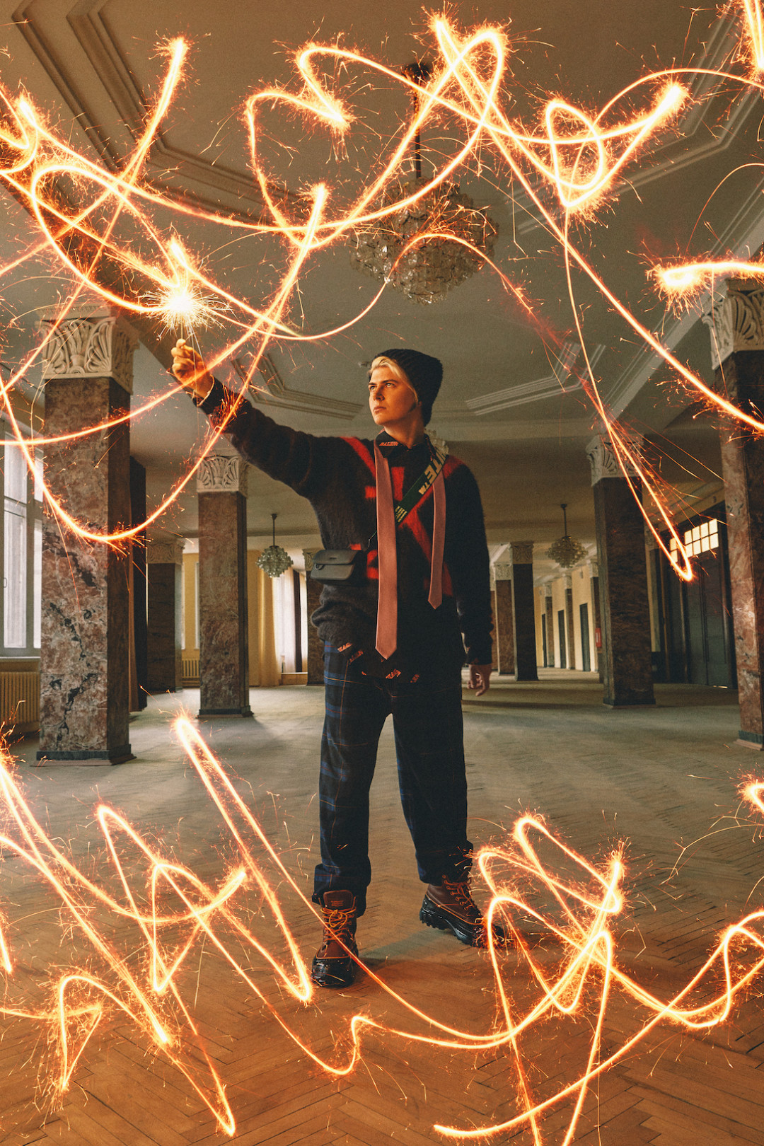 На Покрасе: шапка Acne Studios, гастук Hugo Boss, сумка и свитер Off-White, рубашка и брюки Balenciaga, ботинки Burberry. Все – ДЛТ