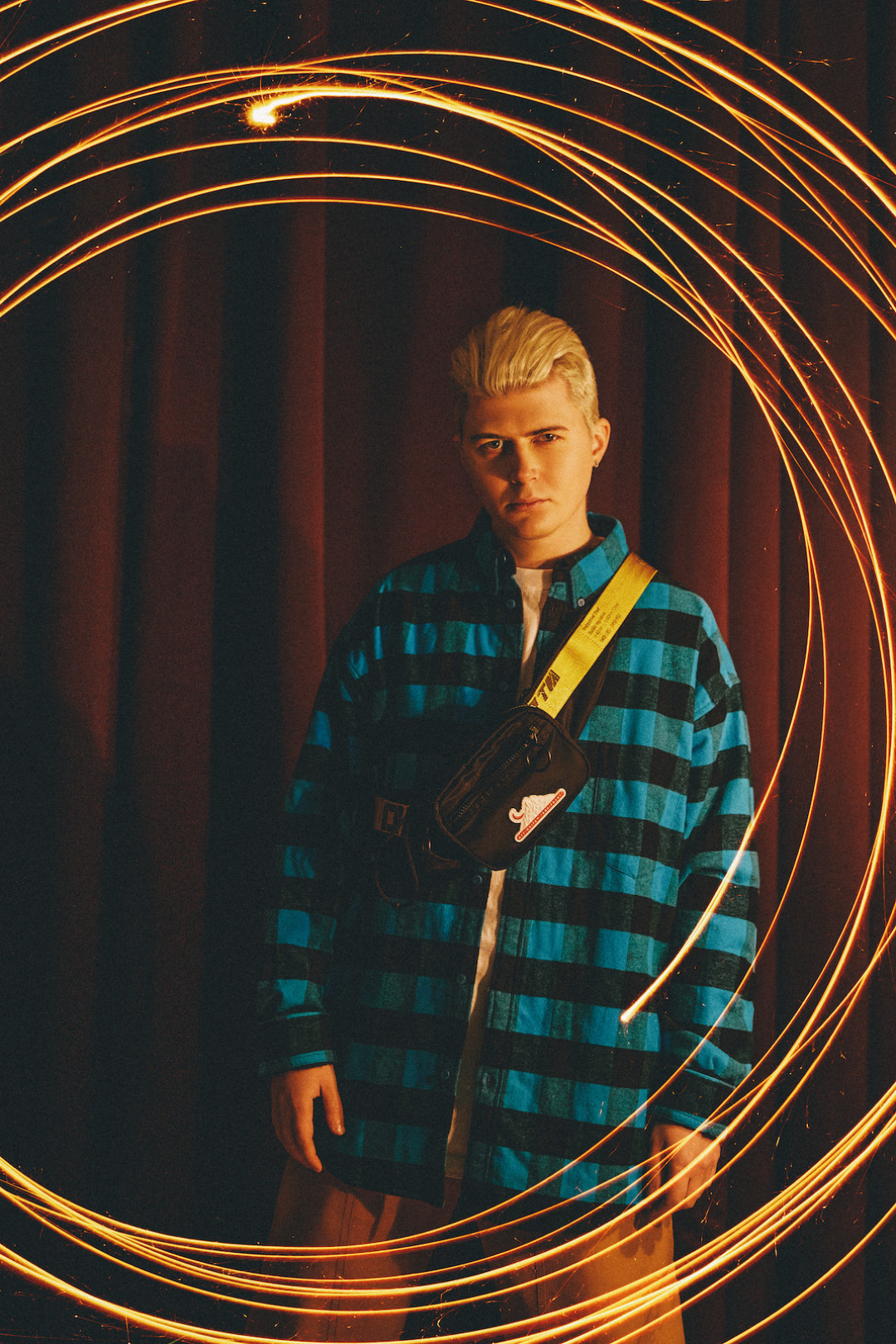 На Покрасе: сумка Off-White, куртка Balenciaga, футболка VETEMENTS, брюки Burberry. Все – ДЛТ