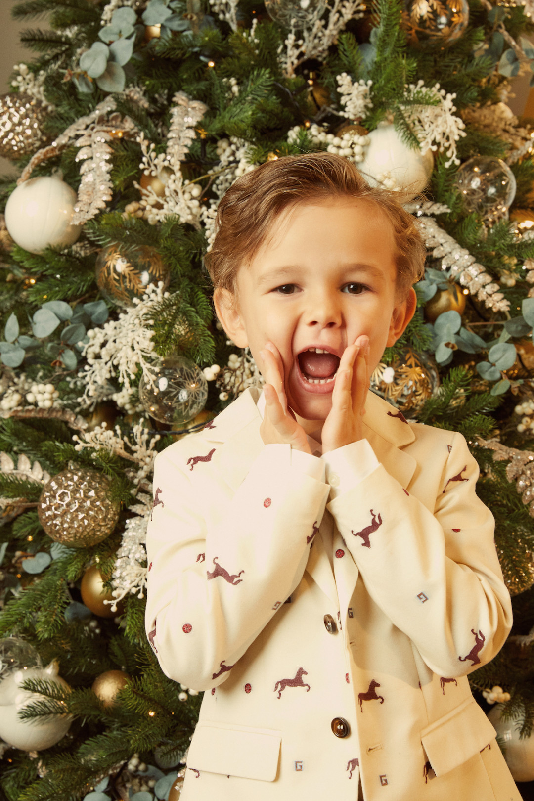 На Дане: рубашка Burberry, пиджак Gucci, брюки Burberry. Все – ДЛТ