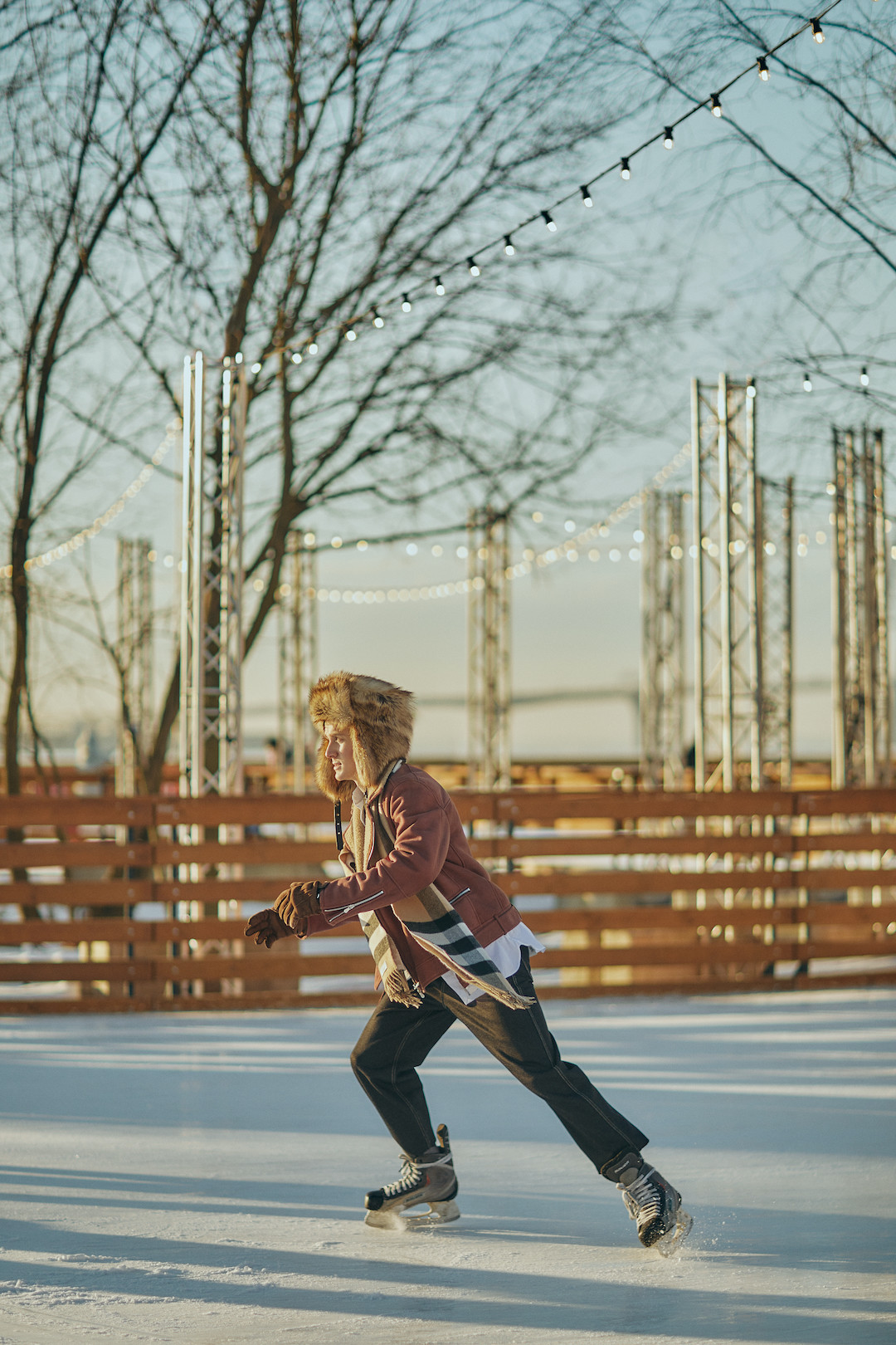 На Федоре: шапка Dries Van Noten, дубленка Brunello Cucinelli, шарф Burberry, перчатки Brunello Cucinelli, сорочка Tom Ford, футболка Bottega Veneta