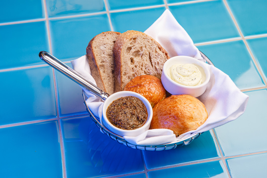 Корзина с домашним хлебом