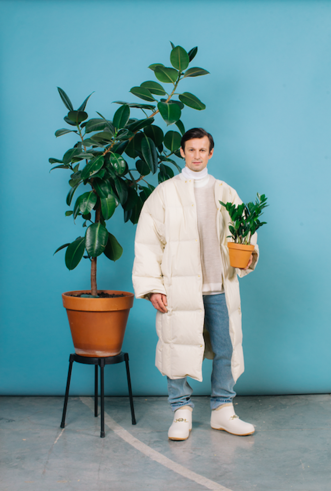 Пуховик Bottega Veneta, свитер и бадлон Ambush, джинсы и обувь Gucci (все — ДЛТ)