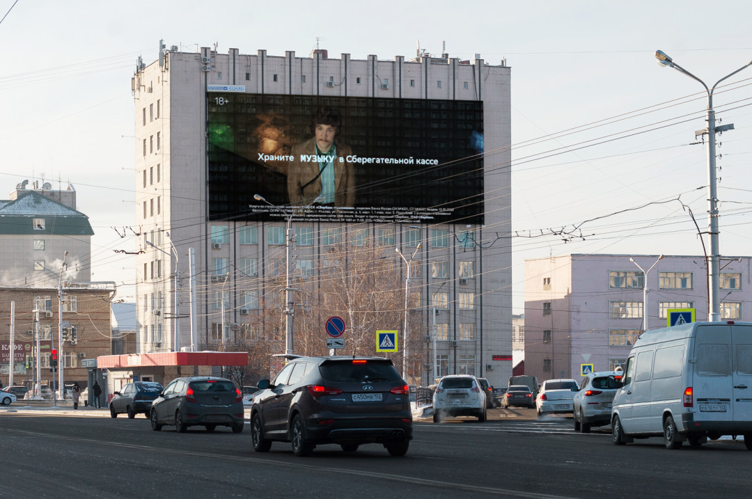 Любимого героя фильма «Иван Васильевич меняет профессию» Жоржа Милославского горожане увидели здесь — на перекрестке двух крупных улиц Рихарда Зорге и