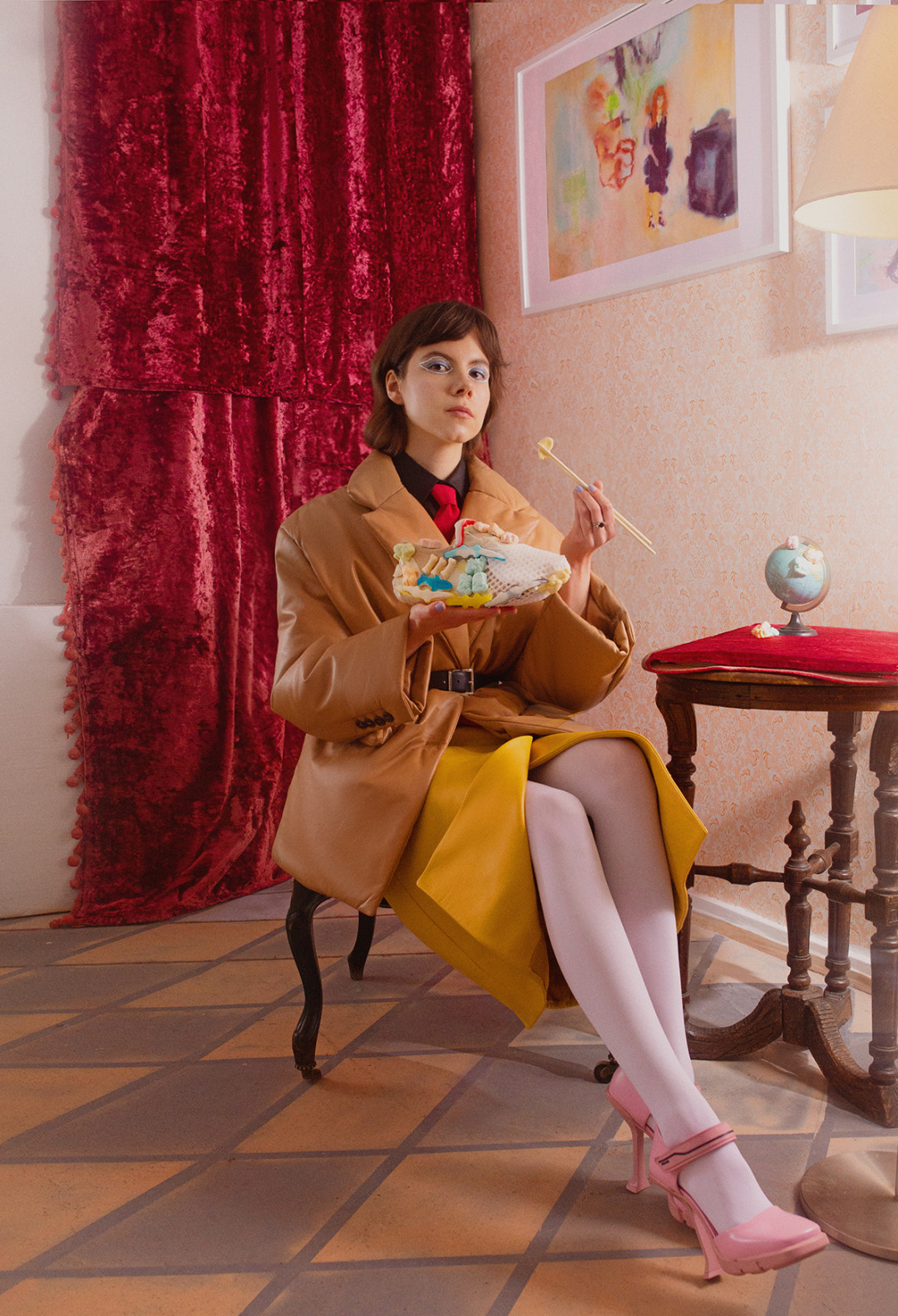Куртка, рубашка, галстук, юбка и туфли (все — Prada)