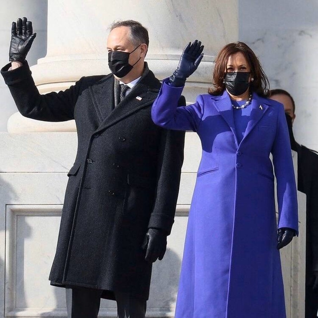 Камала Харрис в Christopher John Rogers, Sergio Hudson и ожерелье дизайнера Вильфредо Розадо с мужем