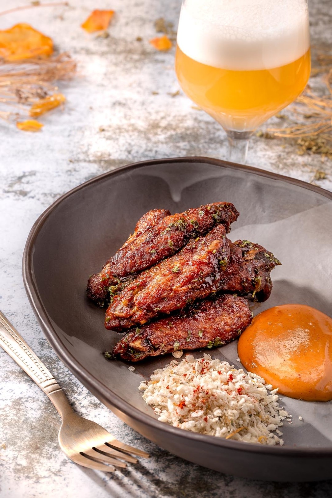 Куриные крылья чипотле с ароматными сухарями и корейским айоли