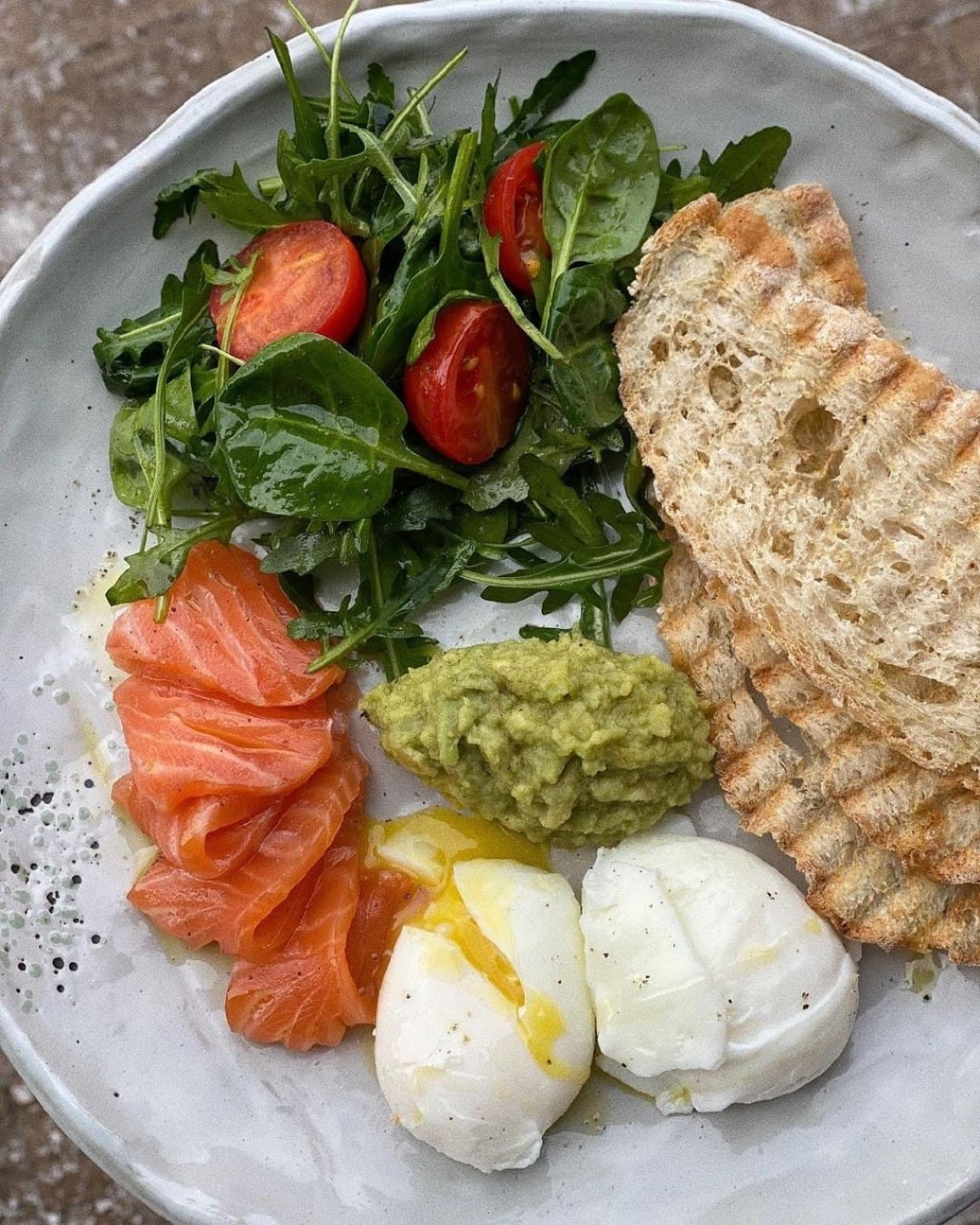 Тост с яйцом, голландским соусом и лососем