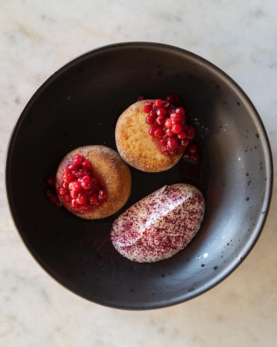 Нежные сырники из томленного творога с брусникой и сметаной