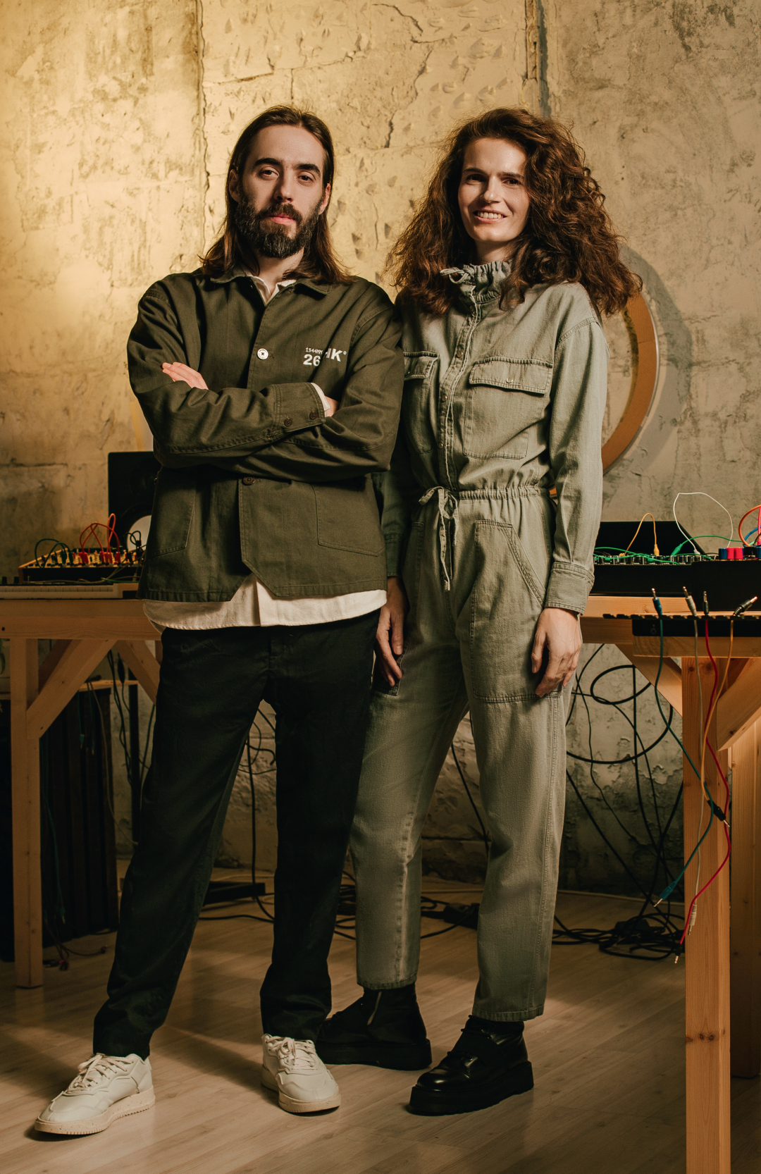 На Кристине: комбинезон Isabel Marant (ДЛТ), ботинки Premiata (Mint Store). На Александре: куртка и рубашка Han Kjobenhavn, кеды Reebok (все — Mint