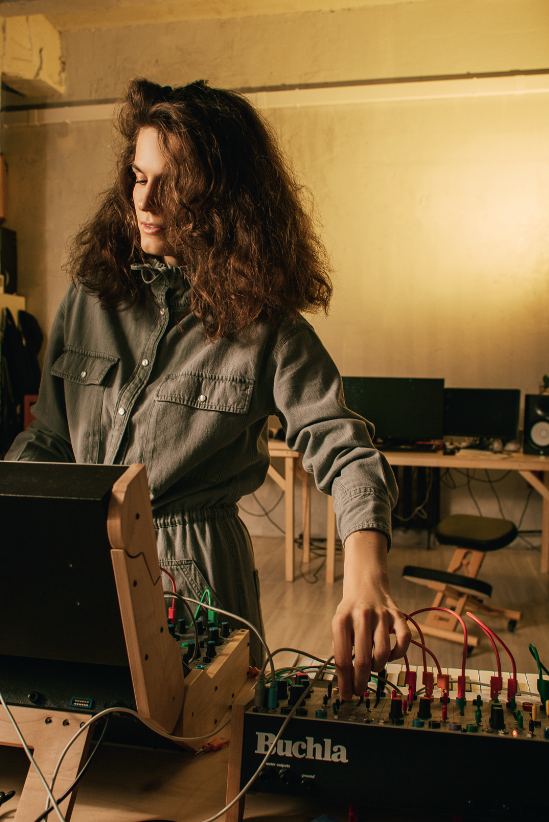 «Это легендарный синт Buchla. Don Buchla — один из первых, кто начал делать аналоговые синтезаторы. Куплен в Берлине. Он особенный, потому что сильно